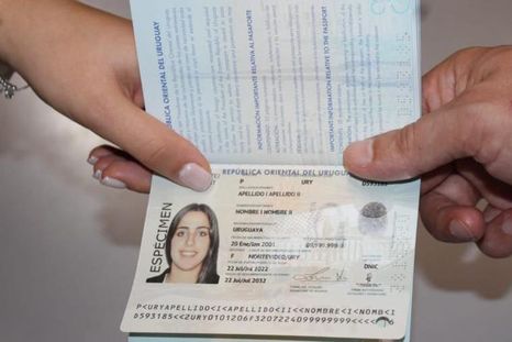 El pasaporte de Uruguay dejó de diferenciar entre ciudadanos naturales y legales en su página principal.