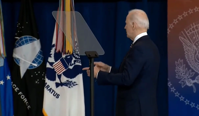 El presidente Joe Biden tuvo problemas para encontrar la salida Foto: Captura de pantalla