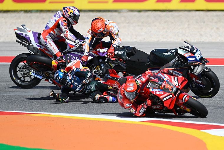 El momento del incidente entre Marc Márquez y Miguel Olivera. Foto: DAZN