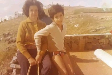 MDZol | Aquí de vacaciones con Leonor, mi vieja del corazón en 1977 en Punta del Este, yo tenía 8 años