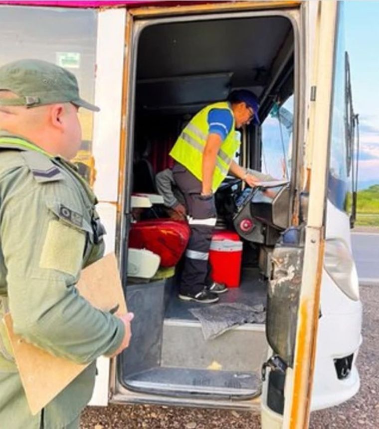 El micro llevaba a tres menores sin documentación. Foto: Foto: Agencia Noticias Argentinas/ redes.