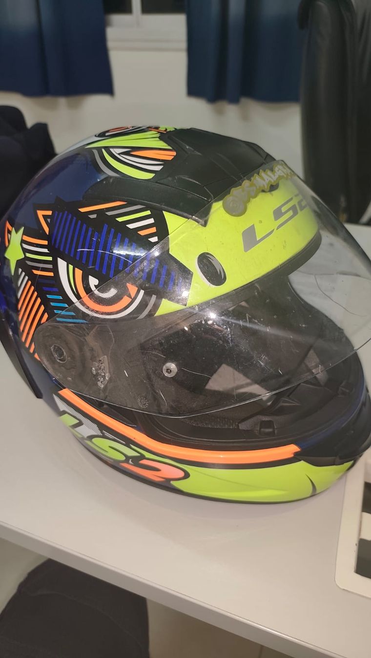 El casco que descartó uno de los malvivientes durante la persecución. El casco que descartó uno de los malvivientes durante la persecución.