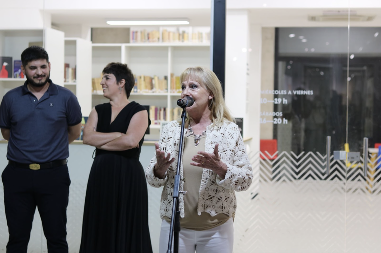 Adriana Scarso en la inauguración de la muestra “De la viña al cielo”.