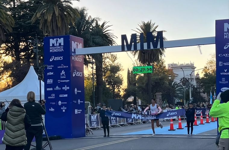 Atletas amateurs y profesionales protagonizaron una jornada intensa en la Maratón Internacional de Mendoza.