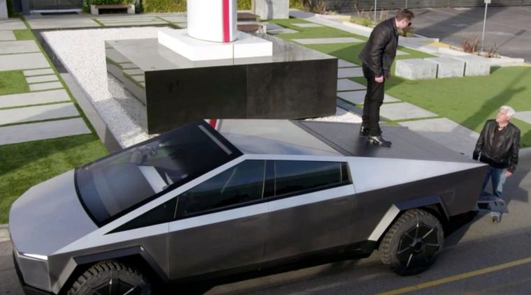 Musk saltó sobre el vehículo, a modo de prueba de fortaleza. Foto: Cincolista.