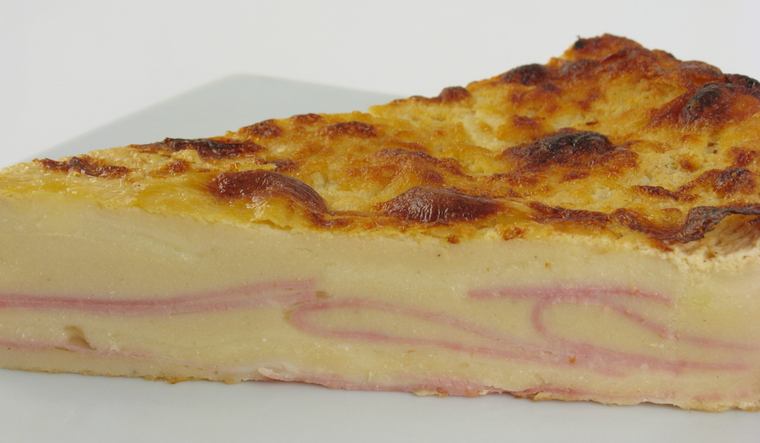 Aunque sencilla, la receta de fainá rellena con jamón y queso requiere reposo de la masa para lograr la textura esponjosa ideal. Aunque sencilla, la receta de fainá rellena con jamón y queso requiere reposo de la masa para lograr la textura esponjosa ideal.
