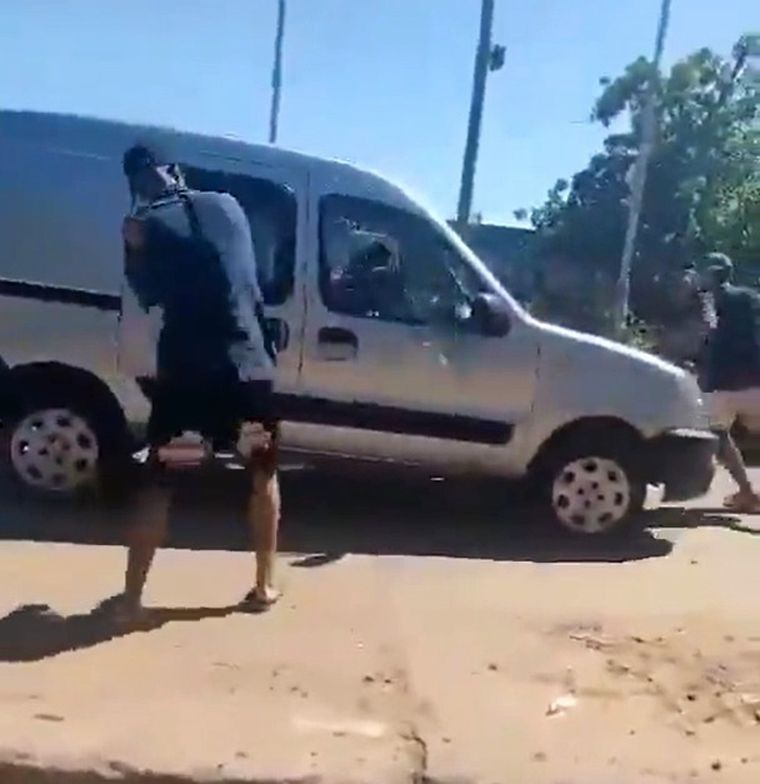 El utilitario de la víctima quedó completamente destruido. Foto: Captura de video