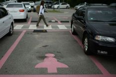 Seúl introdujo puestos de estacionamiento solo para mujeres en 2009. Foto: GETTY IMAGES