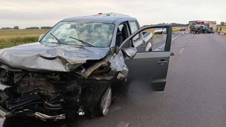Un violento choque entre dos vehículos en la Ruta 3 provocó la muerte de una pareja y dejó dps heridos, entre ellos una adolescente hija de las víctimas fatales. Foto: Gentileza Noticias Las Flores