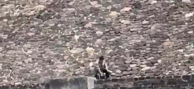 El tirador de las Pirámides en México se ubicó en la cima para disparar contra las personas que recorrían el monumento.&nbsp;