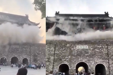 Los turistas presentes en el lugar grabaron el impactante derrumbe y compartieron los videos en las redes sociales Foto: X