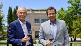 Alberto Arizu padre e hijo en Finca el Paraíso de Bodega Luigi Bosca. Alberto Arizu padre e hijo en Finca el Paraíso de Bodega Luigi Bosca.