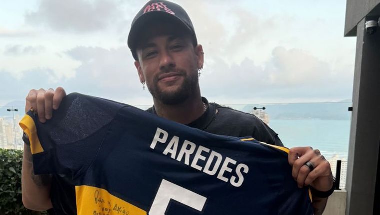 Neymar se mostró en redes con la camiseta de Paredes.