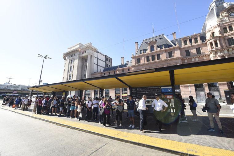 Largas filas de pasajeros en los colectivos por el paro de trenes. Foto: Juan Mateo Aberastain