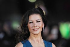 Foto: https://www.infobae.com/teleshow/2022/03/04/catherine-zeta-jones-y-la-visible-cicatriz-con-la-que-recuerda-el-dia-en-el-que-estuvo-a-un-paso-de-la-muerte-siendo-apenas-una-nina/