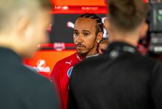 Hamilton cruzó la meta por delante de Leclerc en Bakú pese a la orden de Ferrari de intercambiar posiciones. Hamilton cruzó la meta por delante de Leclerc en Bakú pese a la orden de Ferrari de intercambiar posiciones.