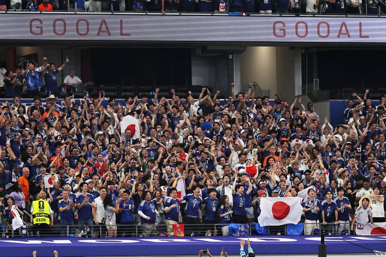 Los hinchas japoneses festejan uno de los goles en el empate 2-2 ante Países Bajos en el debut mundialista.