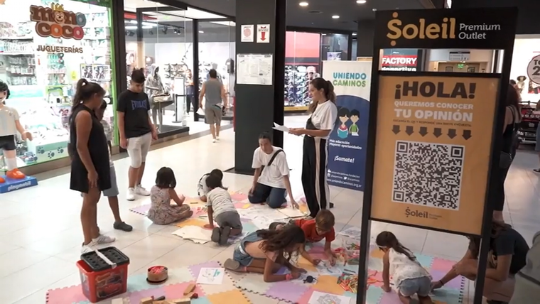 Niños y adultos se acercaron a los distintos puntos para participar de las actividades y colaborar con las causas Foto: IRSA
