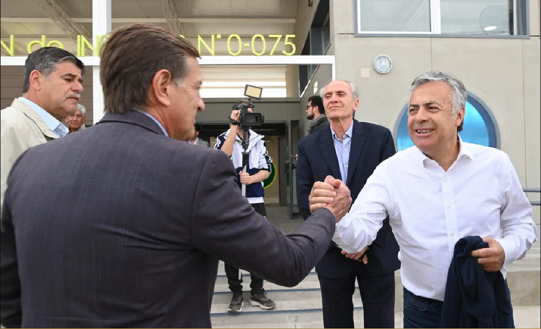 Alfredo Cornejo saludando a su antecesor Rodolfo Suarez. Foto: Cambia Mendoza