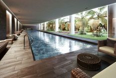 El edificio cuenta con todo lo necesario para olvidarse que uno se encuentra bajo tierra.