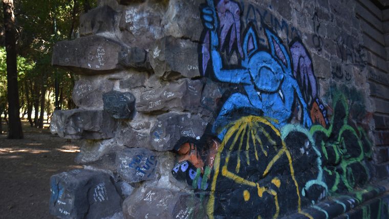 Los muros, que tienen más de 100 años, tienen pintadas y grafitis. Los muros, que tienen más de 100 años, tienen pintadas y grafitis.