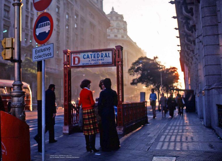 La entrada a la línea D del subte en Buenos Aires (1977). La entrada a la línea D del subte en Buenos Aires (1977).