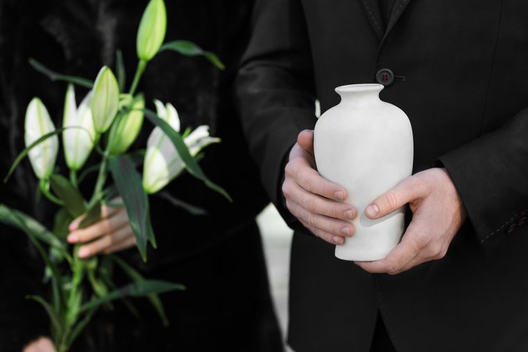 Algunas familias consideran la cremación tras la muerte de un ser querido. Algunas familias consideran la cremación tras la muerte de un ser querido.