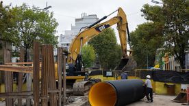 Las obras buscan mejorar el escurrimiento del agua y reducir anegamientos en distintos barrios de Buenos Aires.