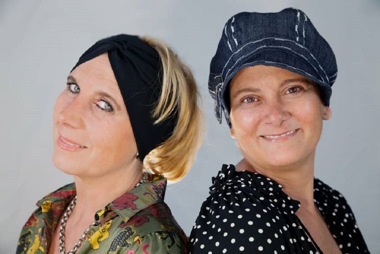 Fernanda y Griselda, dos amigas que crearon un emprendimiento de accesorios para pacientes oncológicas.