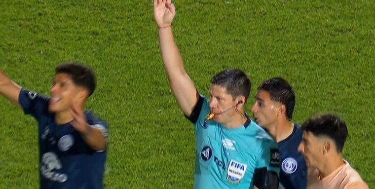 El particular momento que vivió el defensor de Independiente Rivadavia cuando Nicolás Ramírez dio por finalizado el partido.