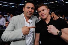 De la Hoya y Canelo rompieron su vínculo el año pasado