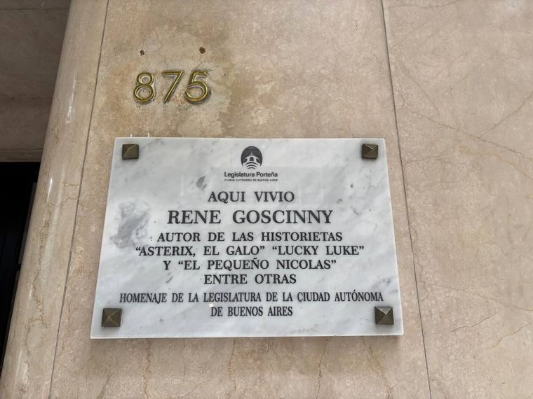 La Legislatura porteña homenajeó a René Goscinny con una placa en la fachada del edificio donde vivió el artista. La Legislatura porteña homenajeó a René Goscinny con una placa en la fachada del edificio donde vivió el artista.