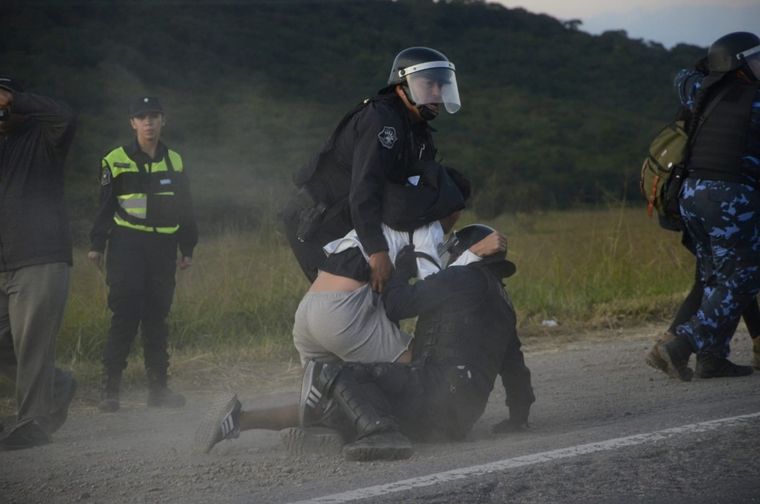 En el incidente terminaron heridos un oficial de Policía y uno de los docentes. Foto: Télam