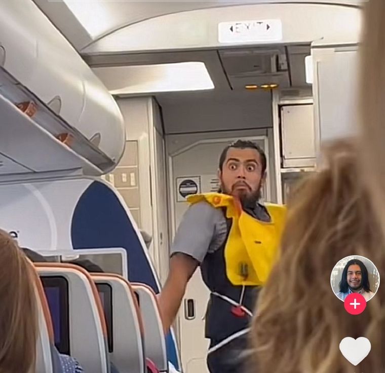 El azafato busca llamar la atención de los pasajeros antes del despegue del avión Foto: captura de video