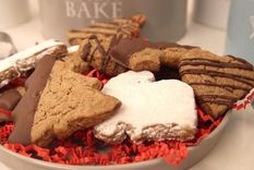 Admira estas sabrosas galletas de jengibre con decoración de chocolate. Puedes prepararlas fácilmente y son dueñas de un sabor exquisito.