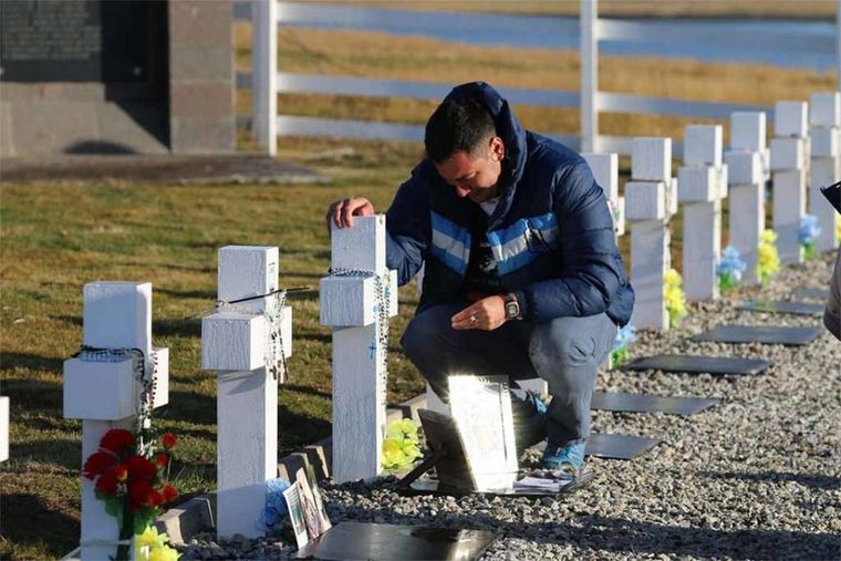 Argentina y el Reino Unido firmaron un acuerdo en 2016 para identificar más restos de soldados caídos en Malvinas. Foto: EAAF