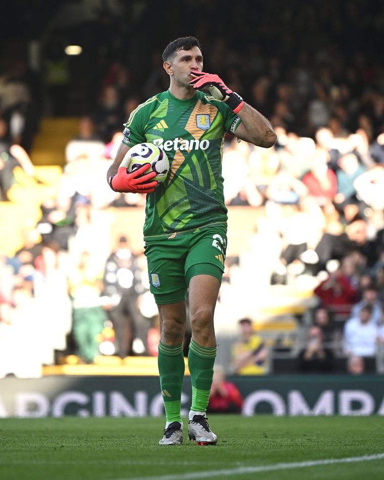 Dibu se volvió a vestir de héroe en una definición desde los 12 pasos. Foto: Aston Villa Dibu se volvió a vestir de héroe en una definición desde los 12 pasos. Foto: Aston Villa