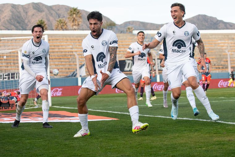 Cardillo festeja el agónico gol de la Lepra en San Luis.&nbsp;