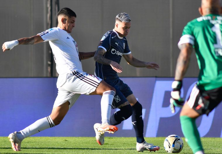 Deportivo Riestra, que todavía no ganó en lo que va del Apertura, sorprende a Independiente en el Bajo Flores.