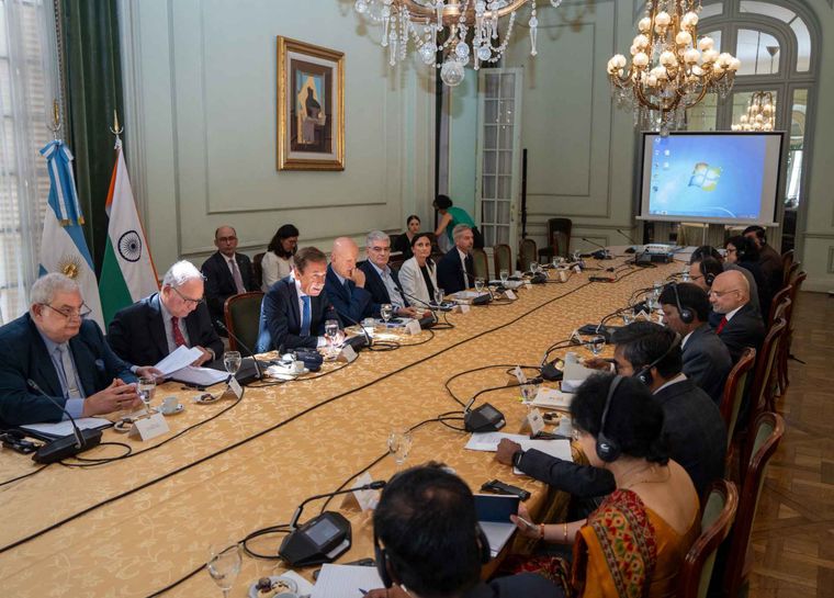 La primera reunión del Grupo de Trabajo Conjunto en Recursos Mineros entre la Argentina e India a fines de enero. La primera reunión del Grupo de Trabajo Conjunto en Recursos Mineros entre la Argentina e India a fines de enero.