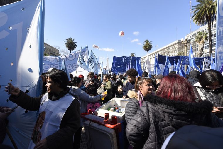 Junto con el sindicalismo, cada año miles de fieles se movilizan desde la Iglesia de San Cayetano