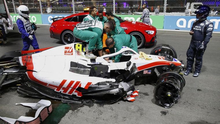 Mick Schumacher chocó a 270 kilómetros por hora, está a salvo pero costará una millonada arreglar su auto.