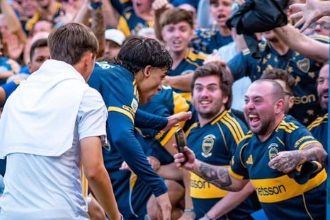 El emocionante festejo del Changuito Zeballos con el hincha italiano en plena Bombonera. Foto @andresbocafotos El emocionante festejo del Changuito Zeballos con el hincha italiano en plena Bombonera. Foto @andresbocafotos