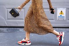 Prueba estas ideas para cambiar el estilo de tus zapatillas deportivas Foto: Hola!