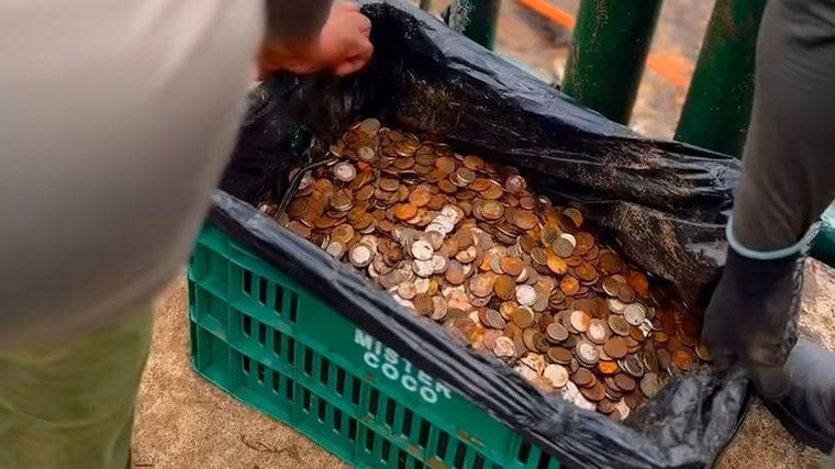 Un operativo de limpieza realizado en el sector brasileño del parque Iguazú, encontraron cerca de 400 kilos de monedas arrojadas por turistas.