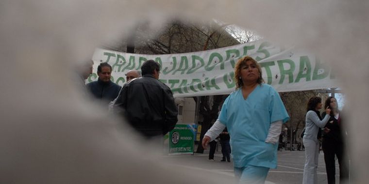 Los manifestantes se concentraron en la Casa de Gobierno esta mañana. Foto: Marcelo Ruiz/ MDZ