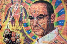 Retrato del químico suizo Albert Hofmann en papel secante impregnado con LSD,  dividido en pequeños cuadrados que contienen dosis individuales de la droga. Es una forma habitual de distribuirla y consumirla.