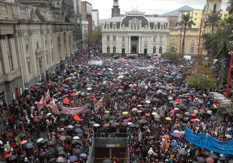 Al fondo de la manifestación  la Casa de la moneda. Foto: NA
