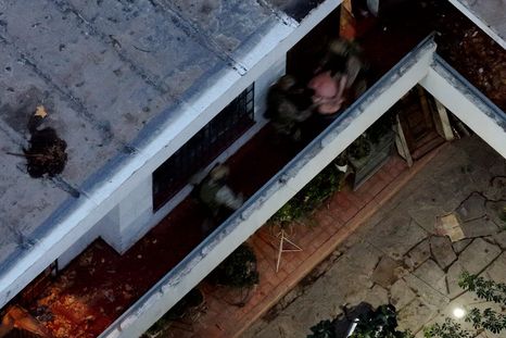 El sospechoso fue detenido por efectivos luego de intentar huir por los techos. El sospechoso fue detenido por efectivos luego de intentar huir por los techos.