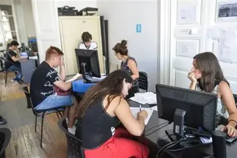 Hay un fuerte contraste entre los estudios que tiene la gente y su empleo actual Hay un fuerte contraste entre los estudios que tiene la gente y su empleo actual